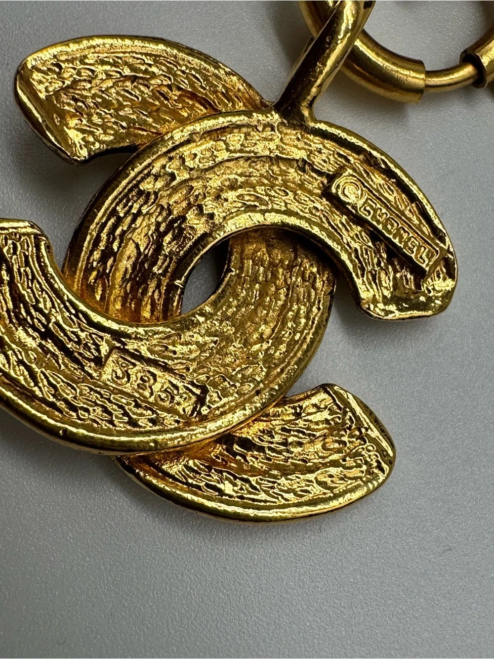 CHANEL Gold-Tone Interlocking Metalasse CC Pendant Necklace